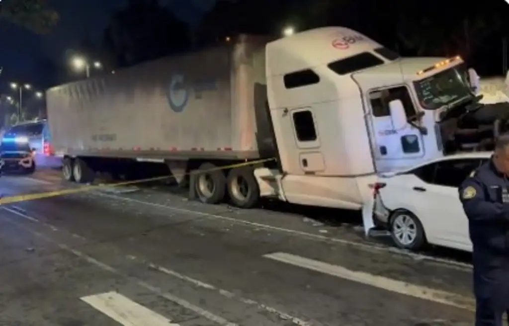 Tráiler provoca aparatosa carambola: ‘conductor no rebasa los 25 años’
