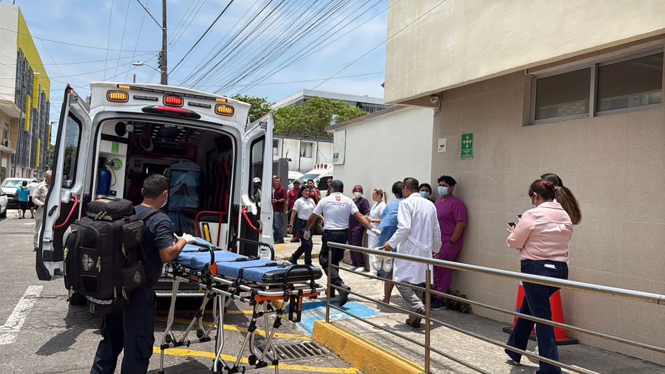 Cinco alumnos bajo observación y una hospitalizada tras explosión en Facultad de Bioquímica