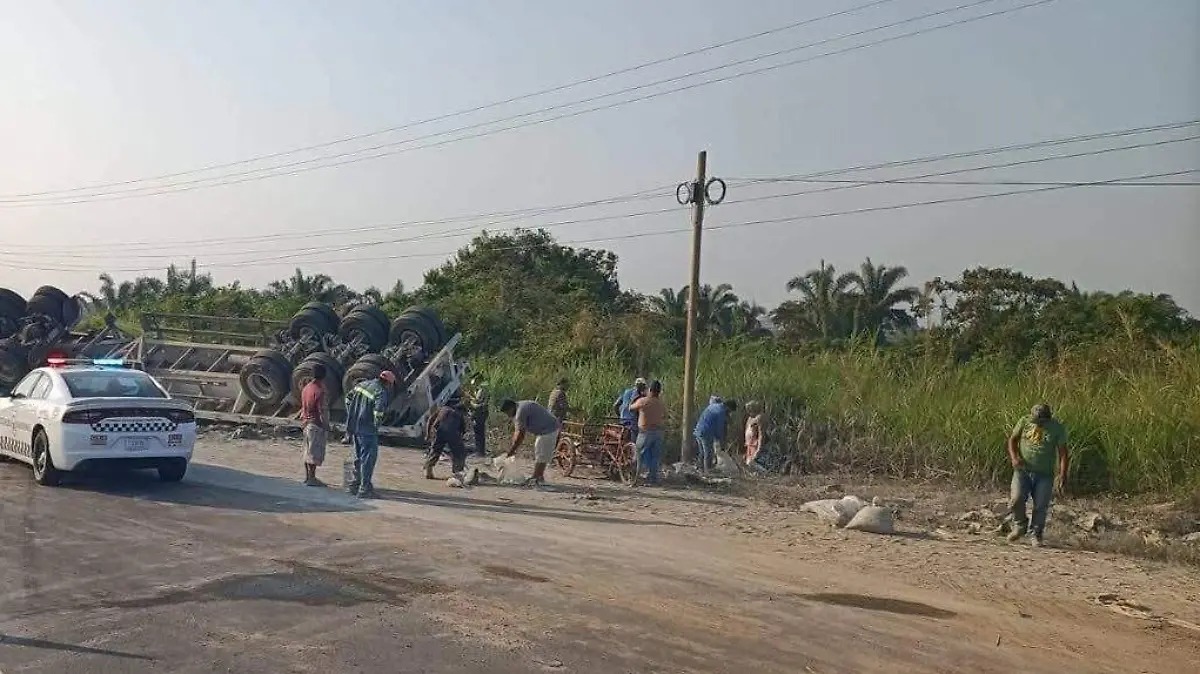 Rapiña de bultos de cemento tras volcadura de tráiler
