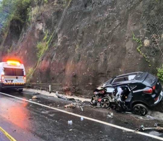 Matrimonio de Poza Rica y otra persona mueren en choque en Tihuatlán