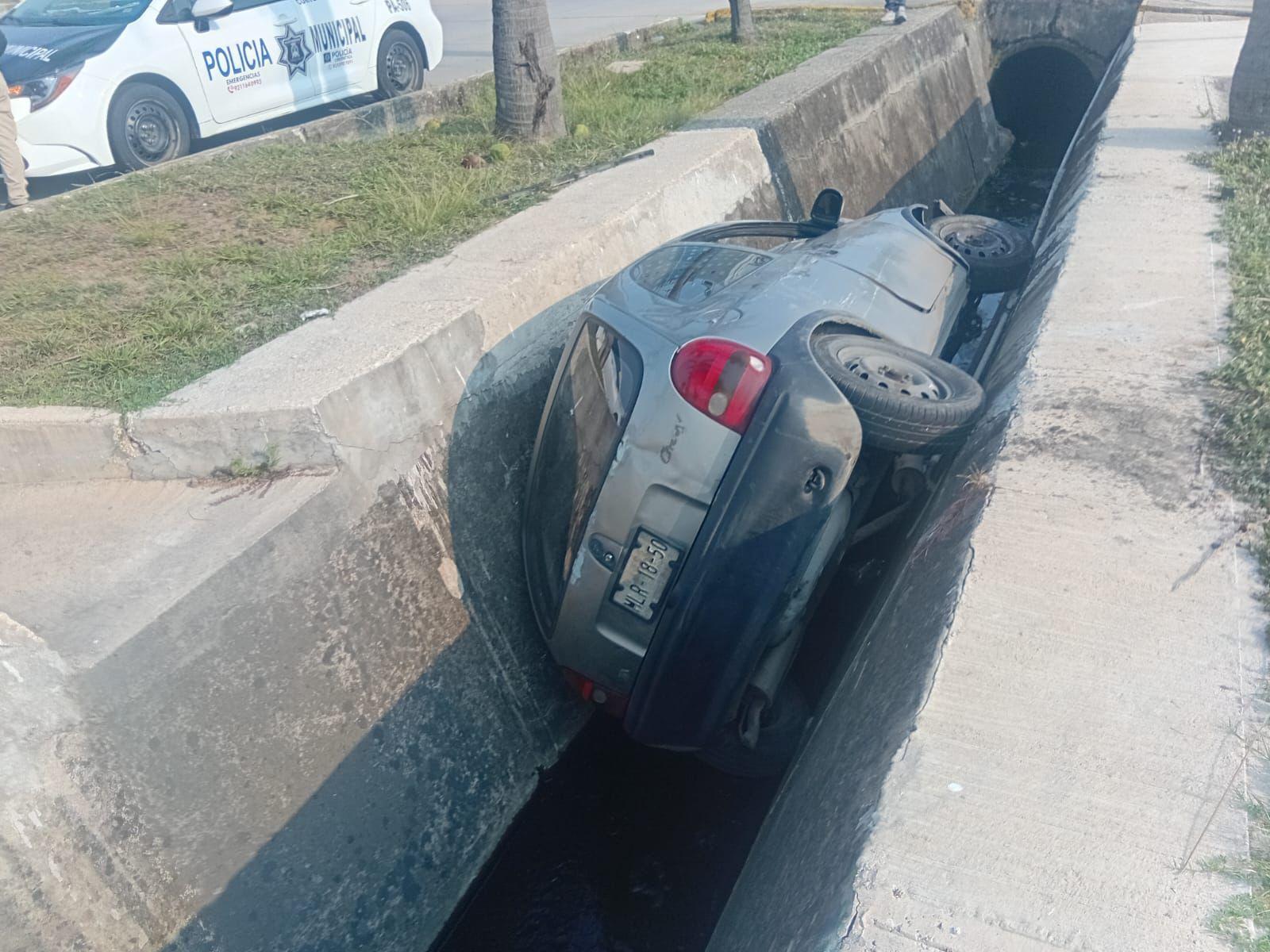 Abandonan automóvil en canal de aguas negras en Coatzacoalcos