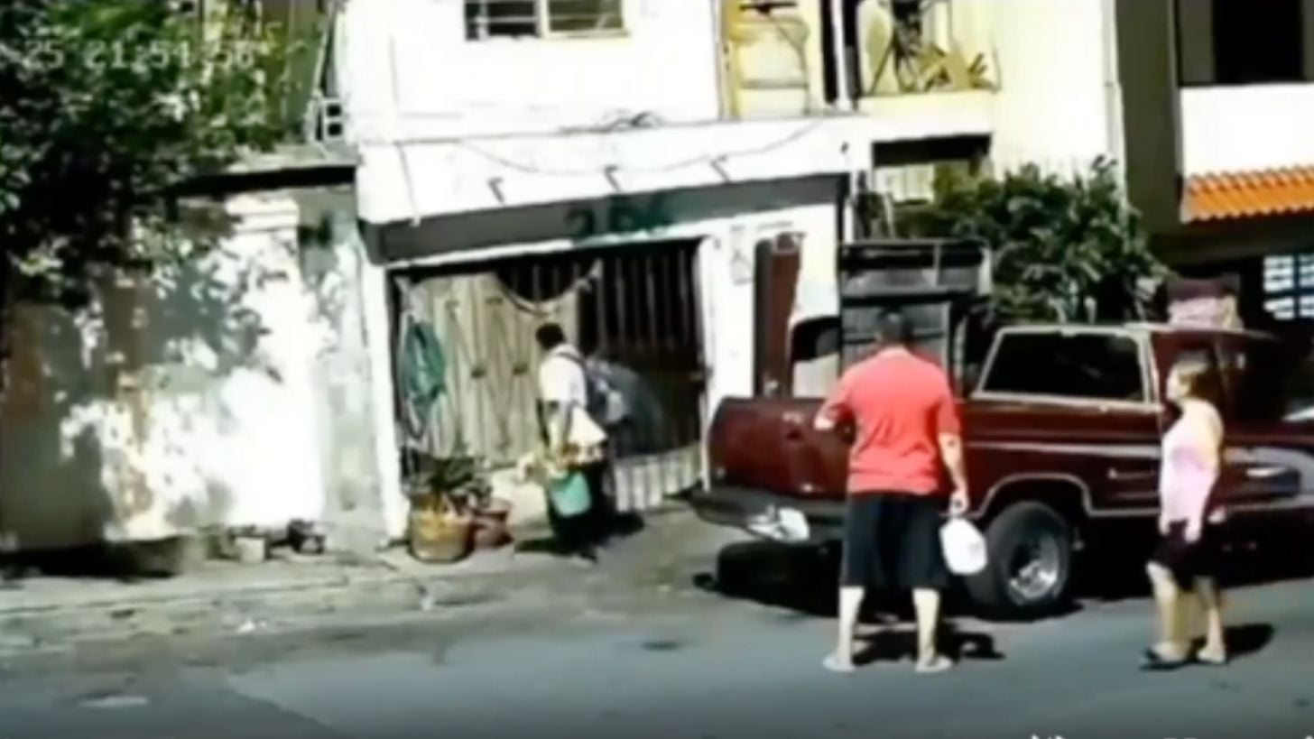 Escalofriante video: Cámara de seguridad capta una niña ‘fantasma’ pidiendo una flor de ofrenda