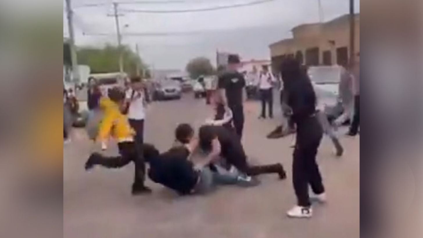 Alumnos y padres de familia protagonizan intensa pelea campal afuera de una secundaria de Hermosillo