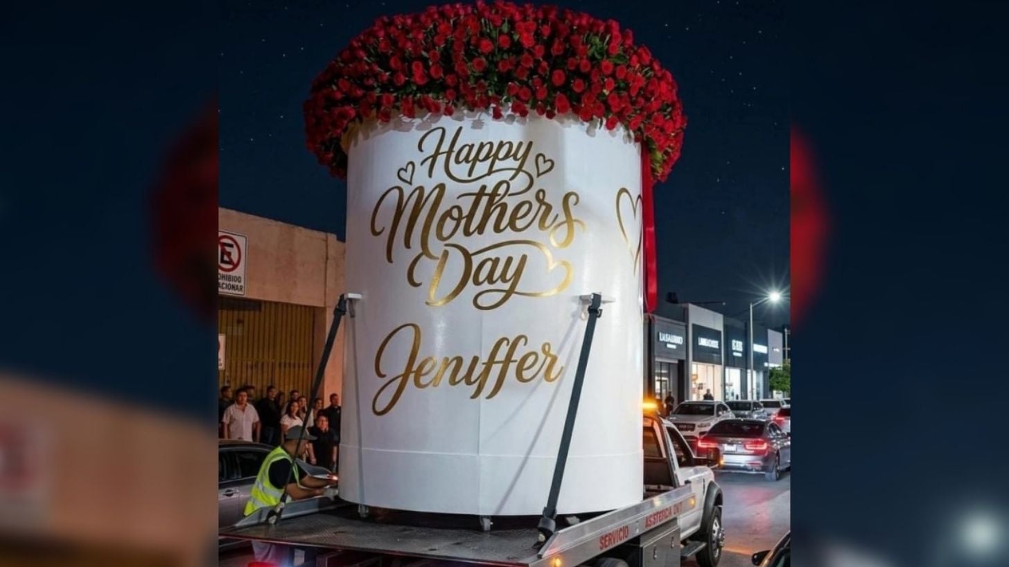 Regalan a mamá ramo buchón gigante de 4 mil rosas y 3 metros de altura… ¡tan enorme que llegó en grúa!