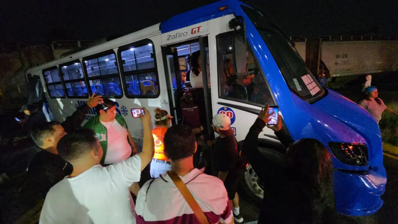 Tras choque con tren, muere pasajero de urbano en Puente Moreno