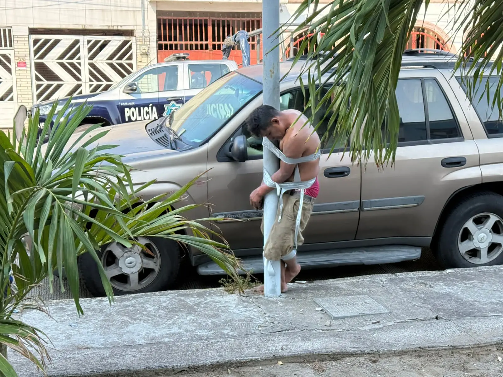 Vecinos amarran con cinta de aislar a ladrón en colonia de Veracruz