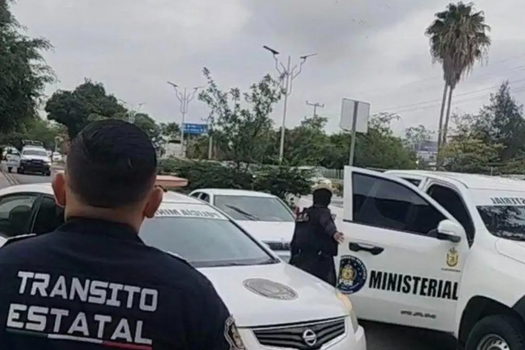 Dejan auto con restos en Congreso de Guerrero. Llega grúa y se lo lleva con todo