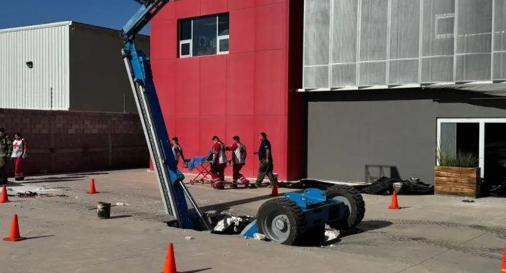 Mueren 2 trabajadores tras sumirse grúa en plaza comercial