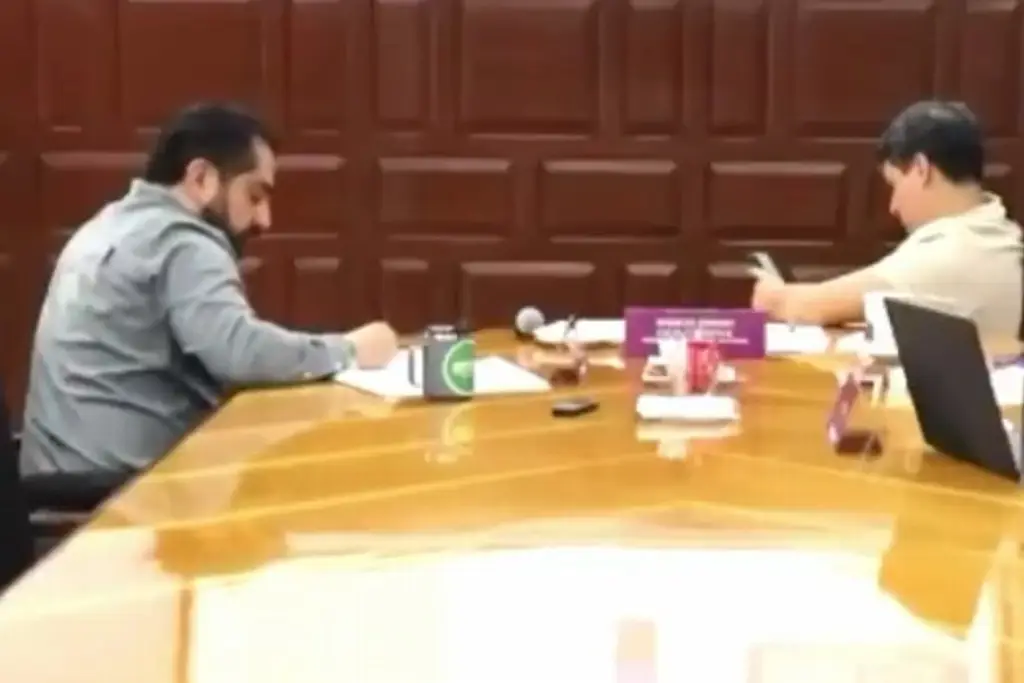 “Gol, no m4m3s…”: Regidor olvida apagar su micrófono por ver partido durante sesión