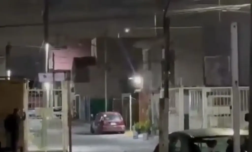 Permanece atrincherado y armado, con su familia como rehén