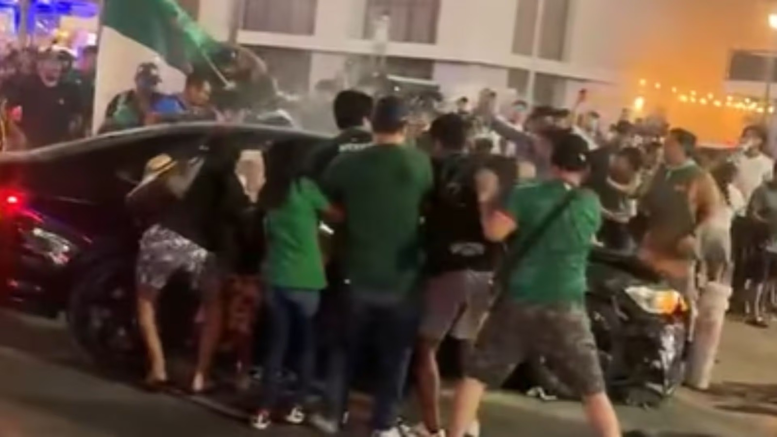 Fallece conductor de atropellamiento masivo tras golpiza de afición mexicana en Los Cabos