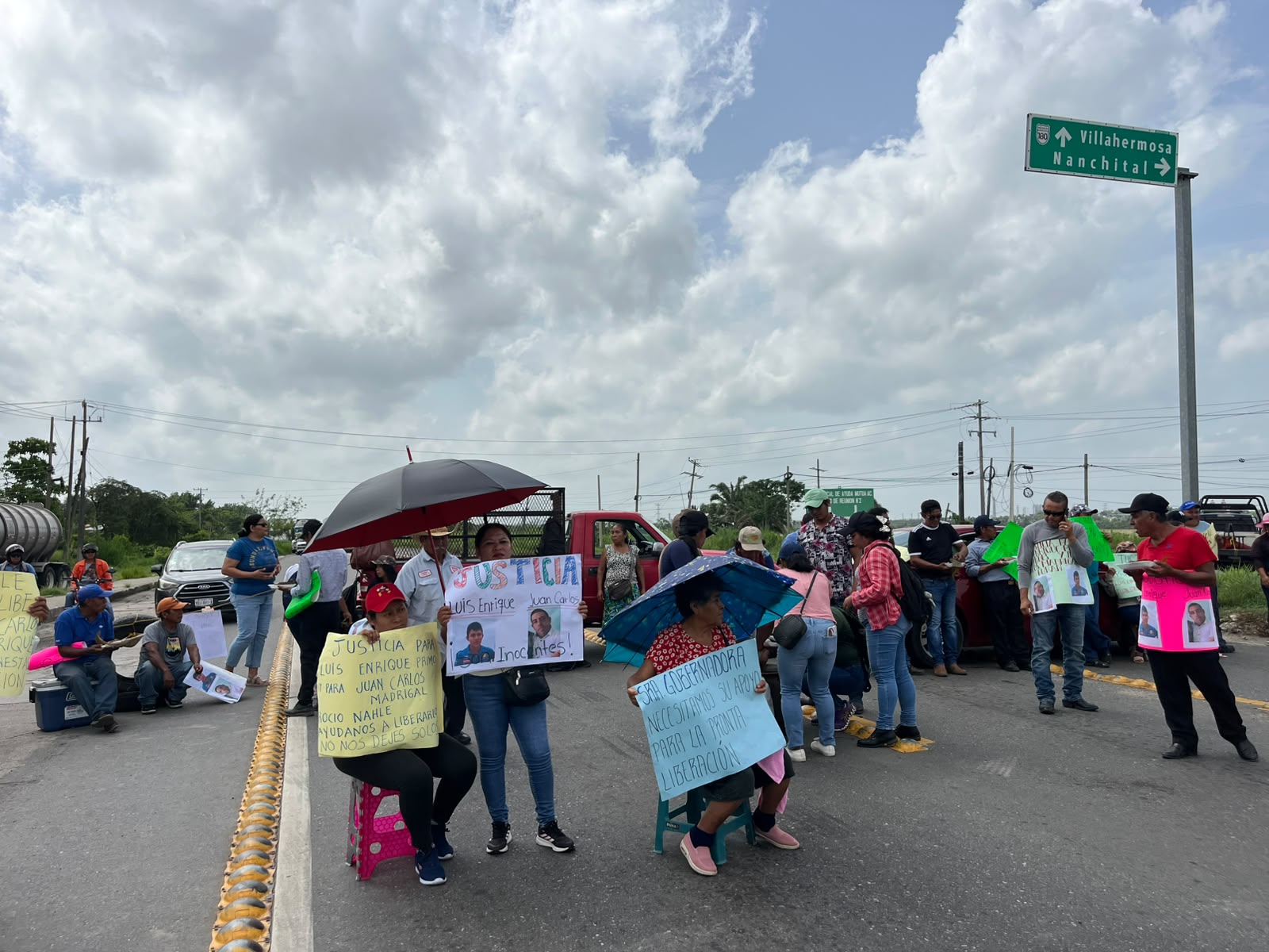 Familias de policías detenidos por secuestro de periodista Roxana Guzmán, bloquean carretera de Nanchital