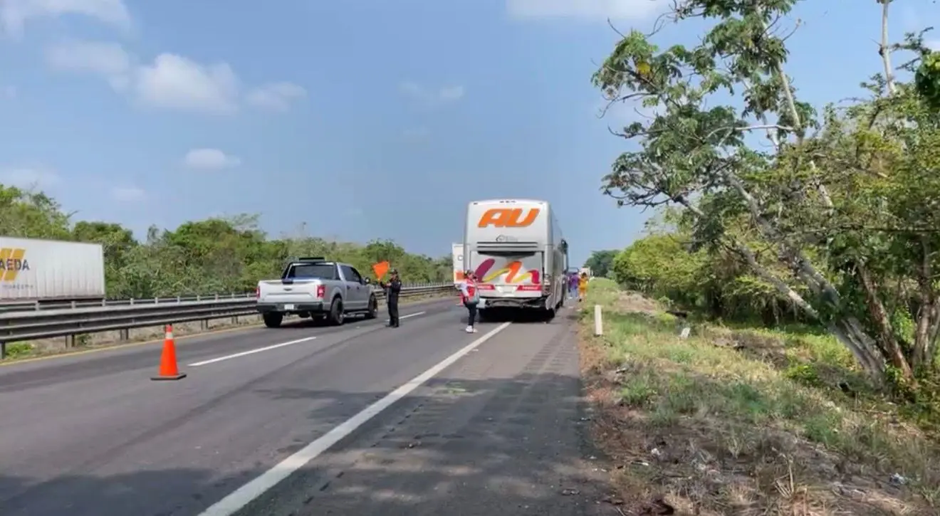Choque entre tráiler y autobús deja 11 lesionados en Acayucan