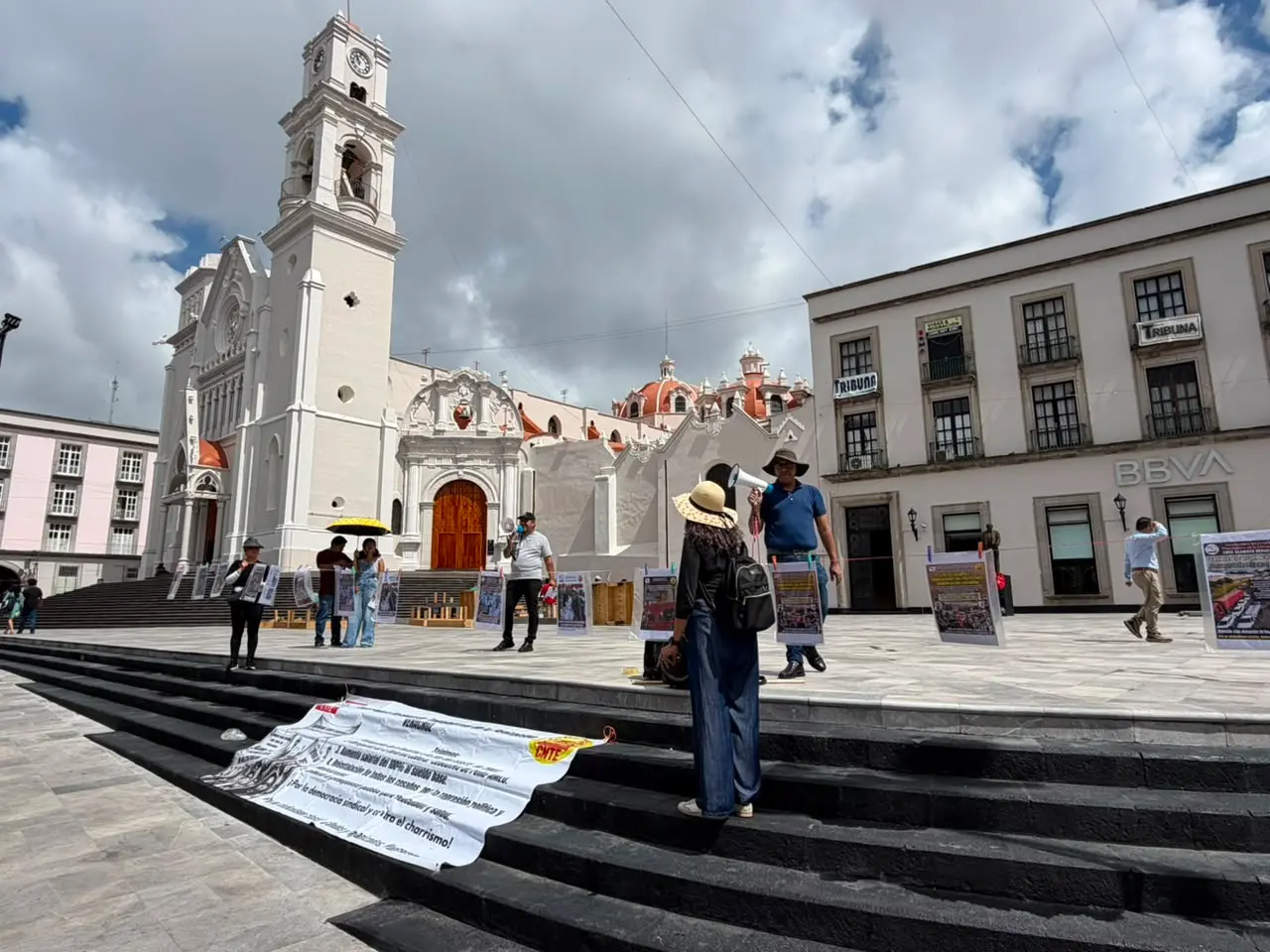 Mientras rodaba el balón, maestros de la CNTE marcharon en Xalapa