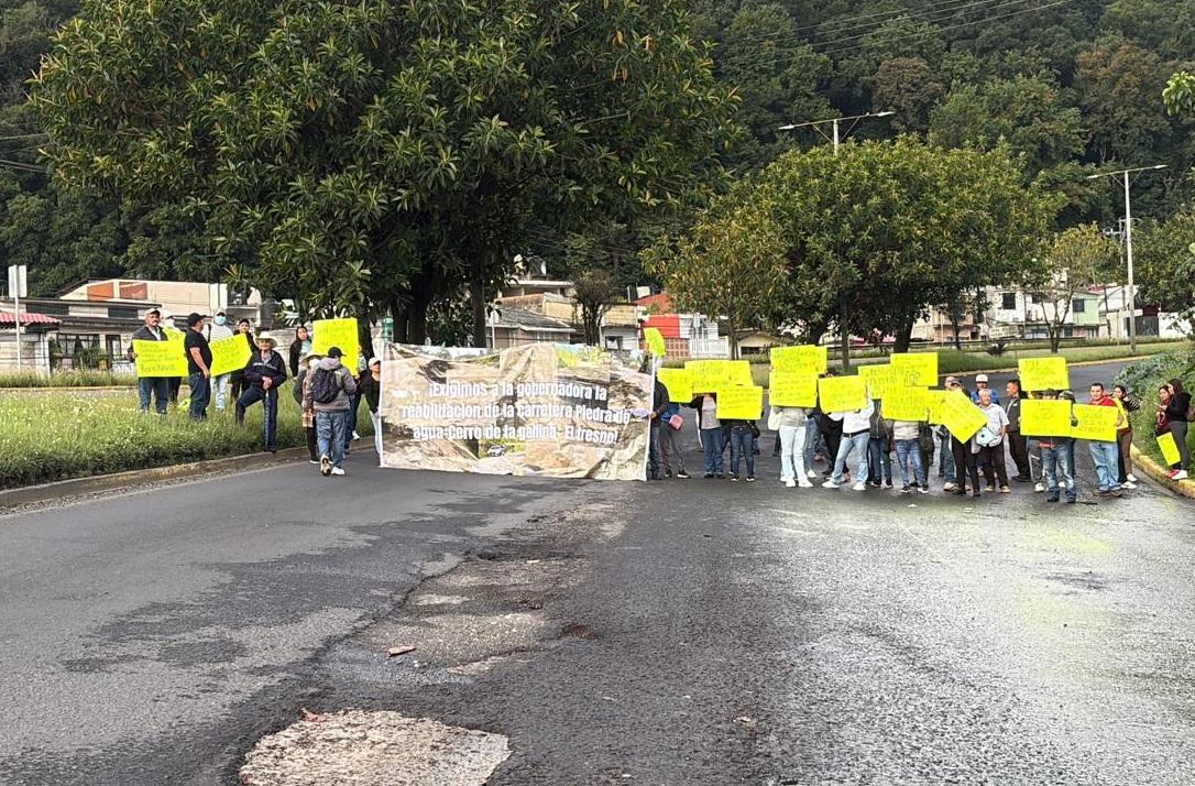 Habitantes bloquean la Xalapa-Perote por deterioro de carretera