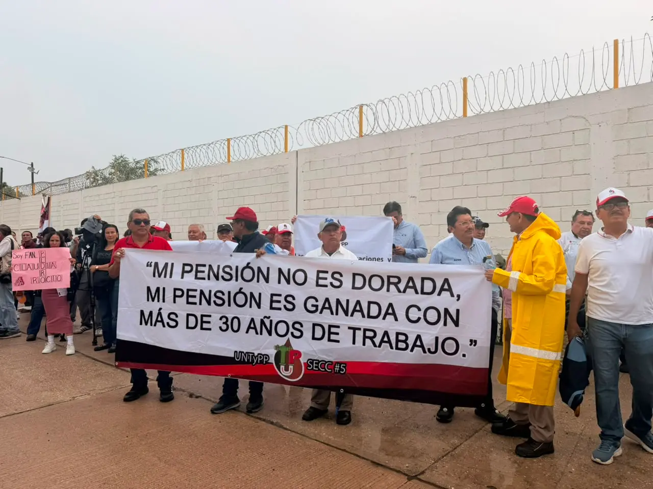 Petroleros jubilados piden a Sheinbaum respeto a sus pensiones