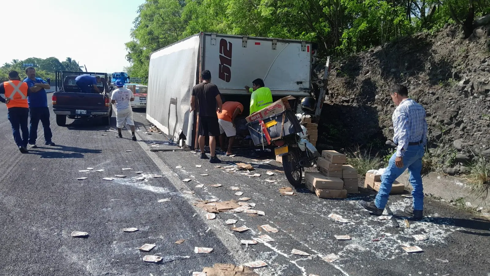 Volcadura de tráiler desata rapiña de leche en la Tamarindo-Cardel