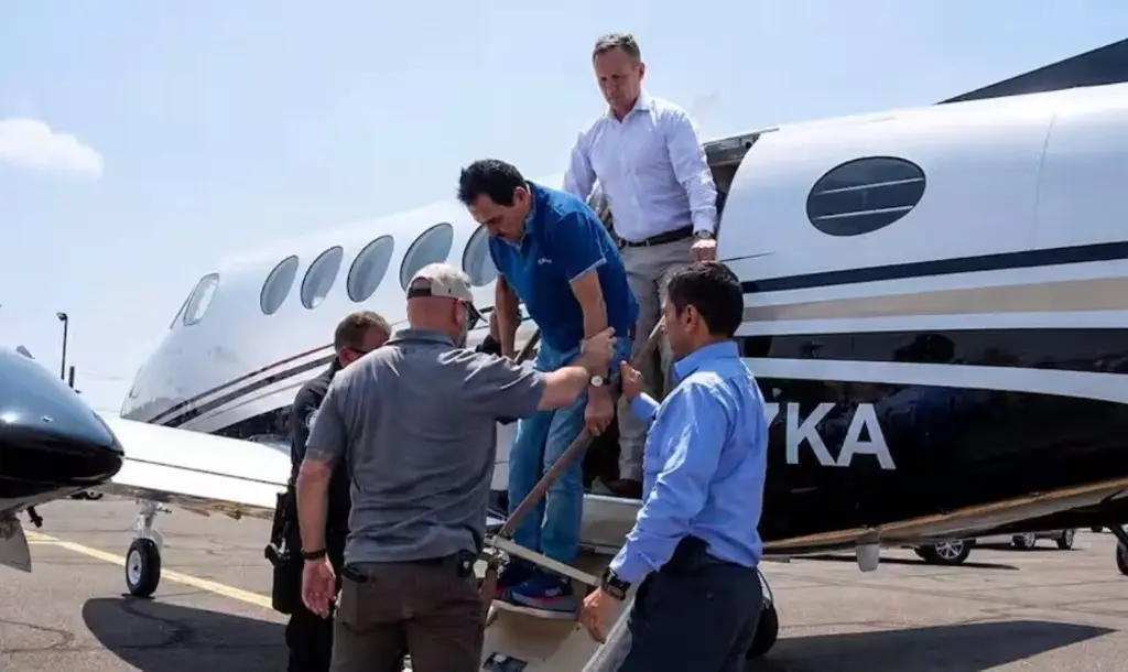 Ningún agente de EU viajó en avión que trasladó al ‘Mayo’ Zambada: Ken Salazar