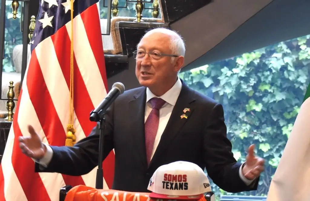 ‘No fue nuestro avión, ni nuestro piloto, ni nuestra operación’, responde Ken Salazar a Sheinbaum