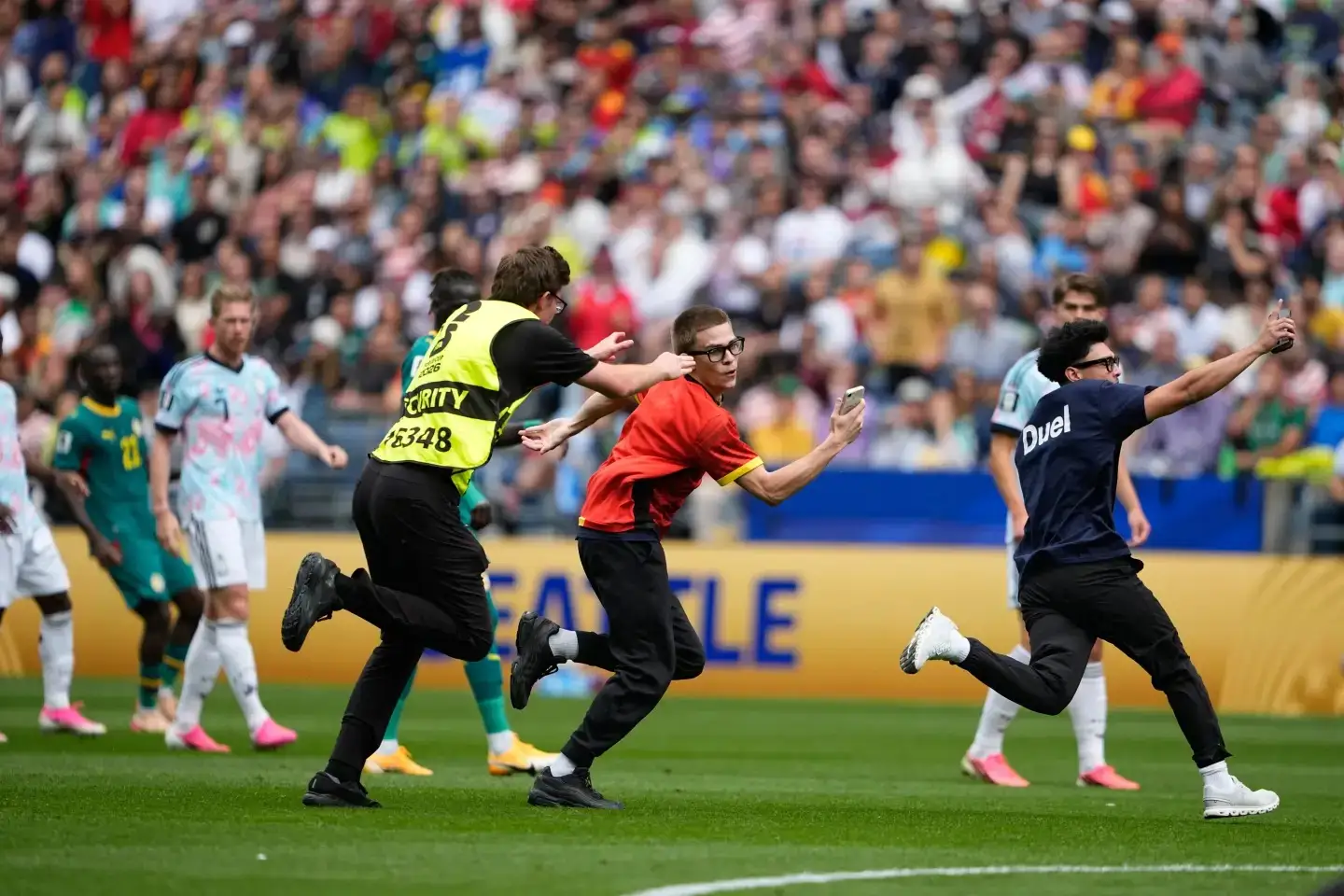 Tres personas irrumpen en el campo y detienen el juego durante el partido del Mundial entre Bélgica y Senegal