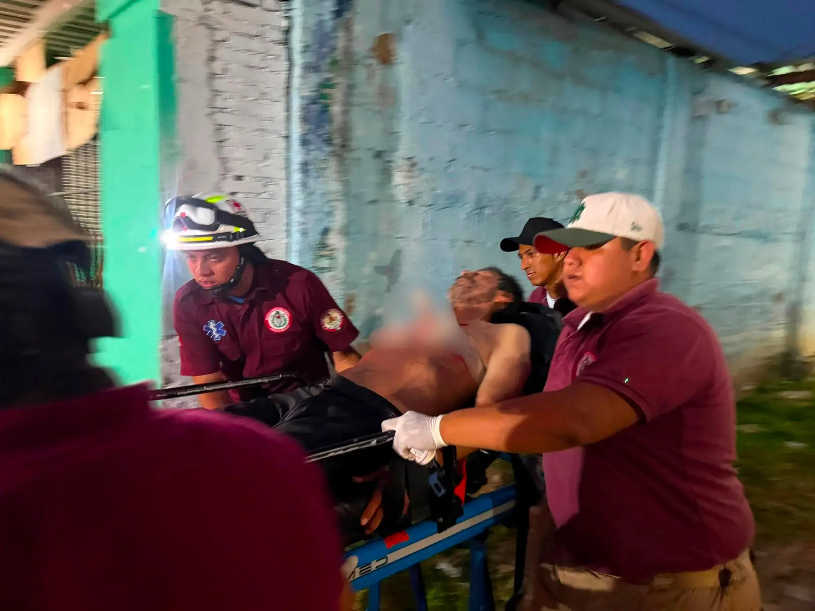 Abuelo hiere a su nieto y después se apuñala, en Acayucan