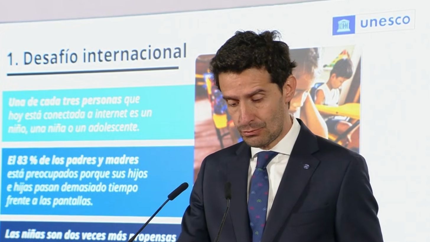 UNESCO alerta de adicción a dispositivos; psicóloga advierte de consecuencias negativas de la IA