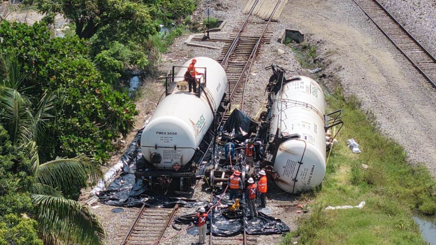 Evacúan a más de 500 personas por trasvase de gasolina tras descarrilamiento de carro tanque en Tamaulipas