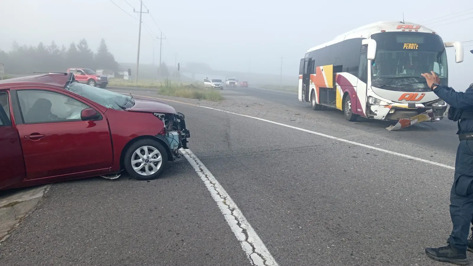 Mueren tres personas en choque con autobús en Perote