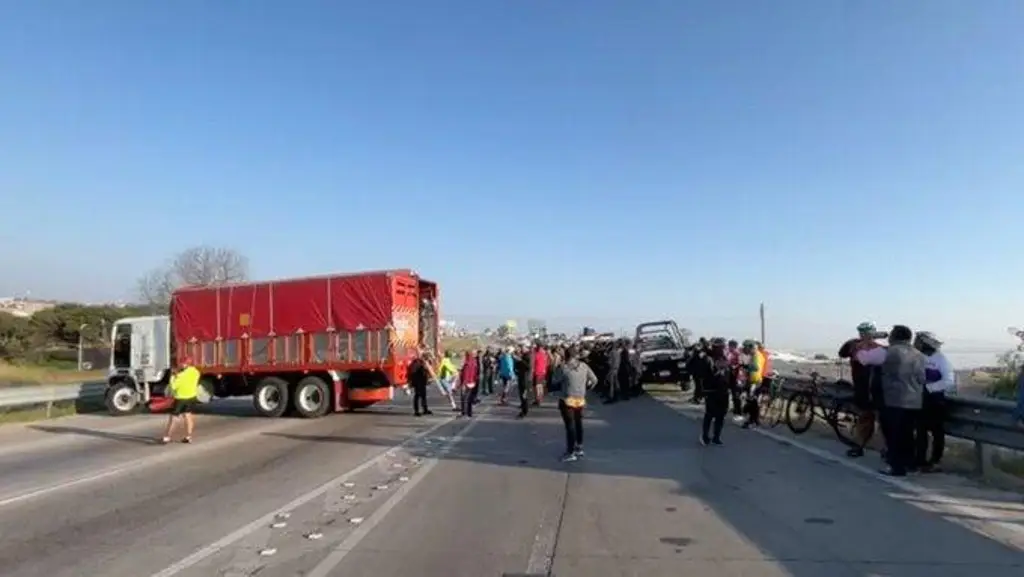 Choca patrulla contra camioneta que custodiaba peregrinación de ciclistas este martes