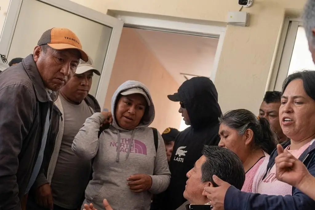 Protesta sube de tono: sacan al alcalde, lo golpean y se lo llevan
