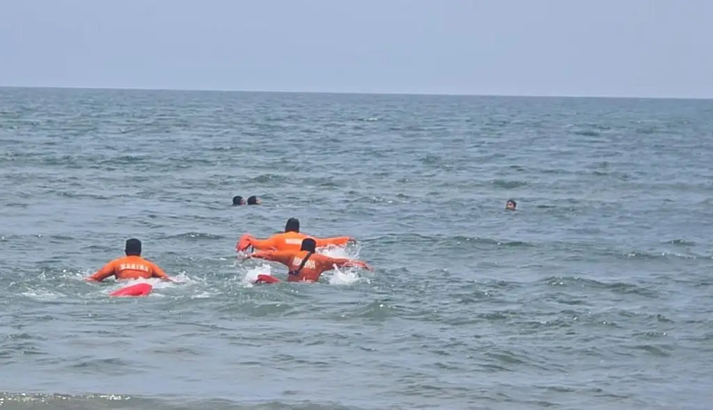 Rescatan a dos menores en playas de Veracruz, esto les pasó