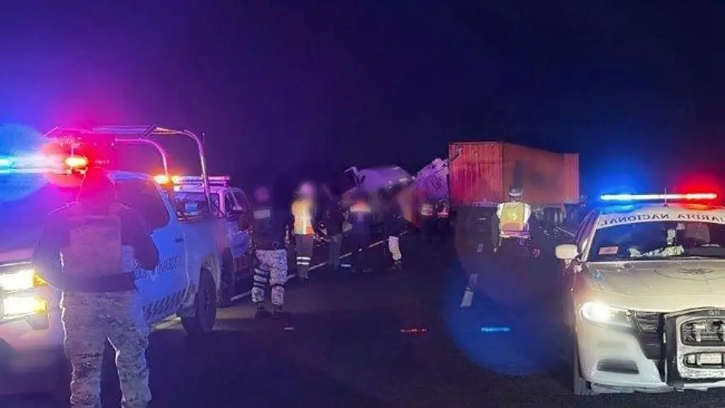 Sin paso en la autopista Orizaba-Puebla por volcadura de camión con pollo