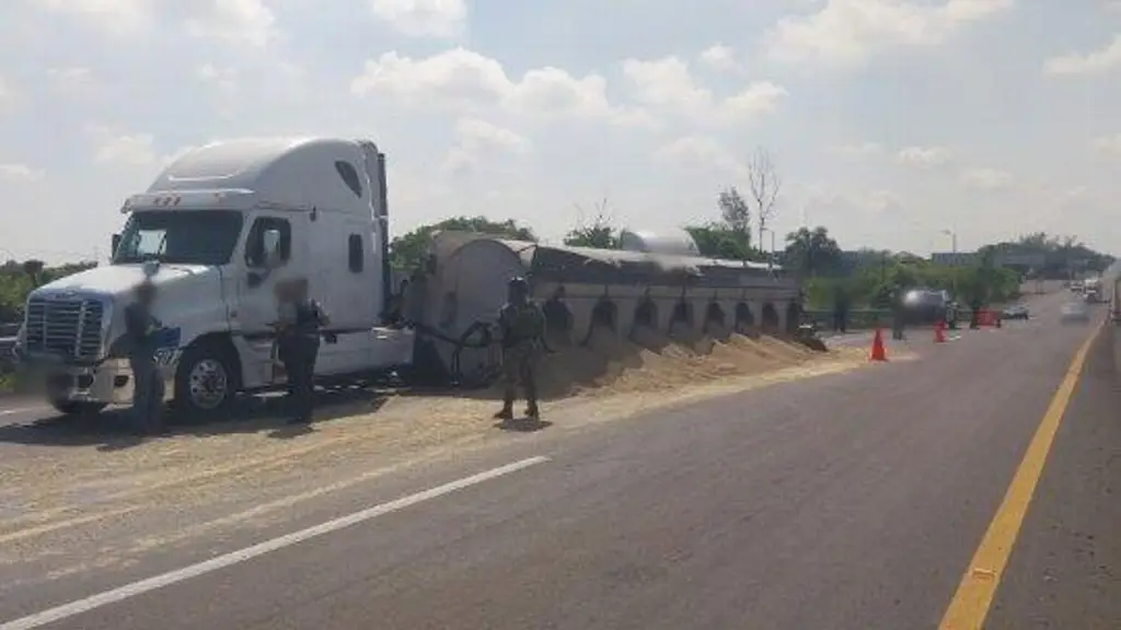 Vuelca trailer cargado con alimento de pájaro en carretera de Veracruz
