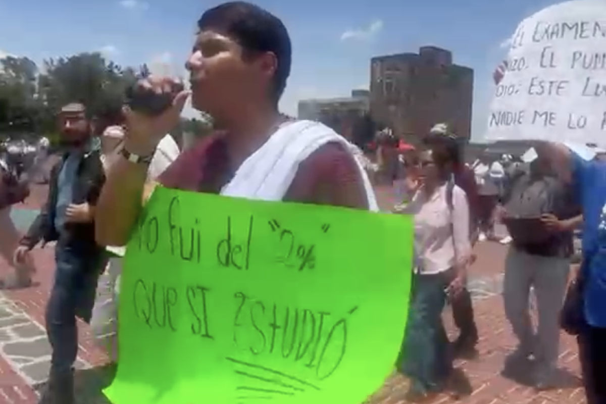 Cierran Insurgentes en protesta por nuevo examen de la UNAM