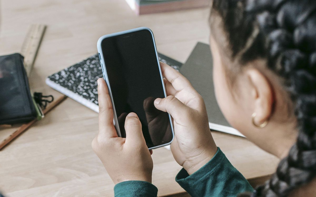 Anuncia gobernadora normatividad para prohibir celulares en escuelas de educación básica de Veracruz
