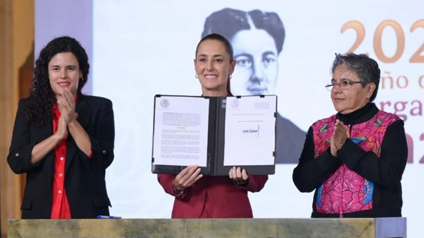 Sheinbaum firma decreto para mayor transparencia en información pública