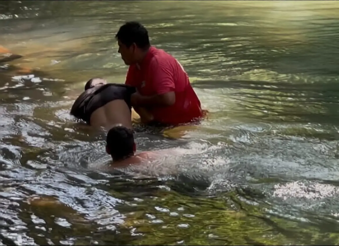 Mueren dos jóvenes ahogados en río de Tezonapa