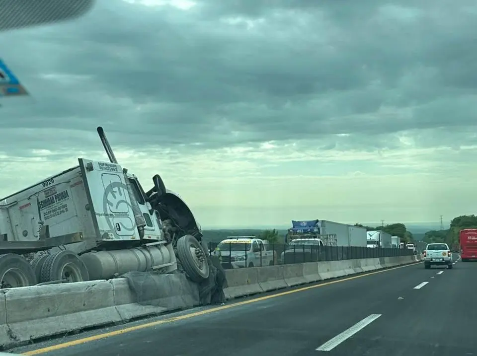 Tráiler choca contra muro y muere conductor en Emiliano Zapata