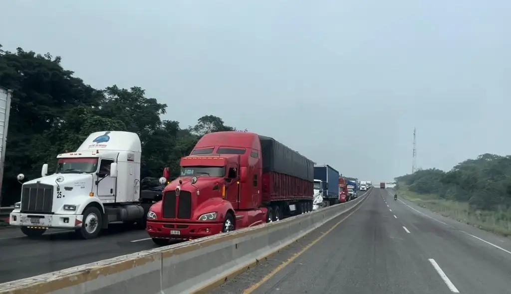 Hay cierre vial en la carretera Veracruz-Xalapa tras asesinato de Zenyazen Escobar