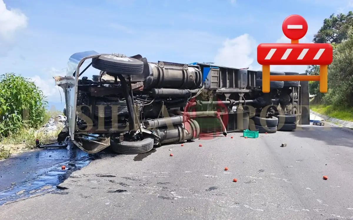 Volcadura de camión causa cierre total en la autopista Puebla-Orizaba