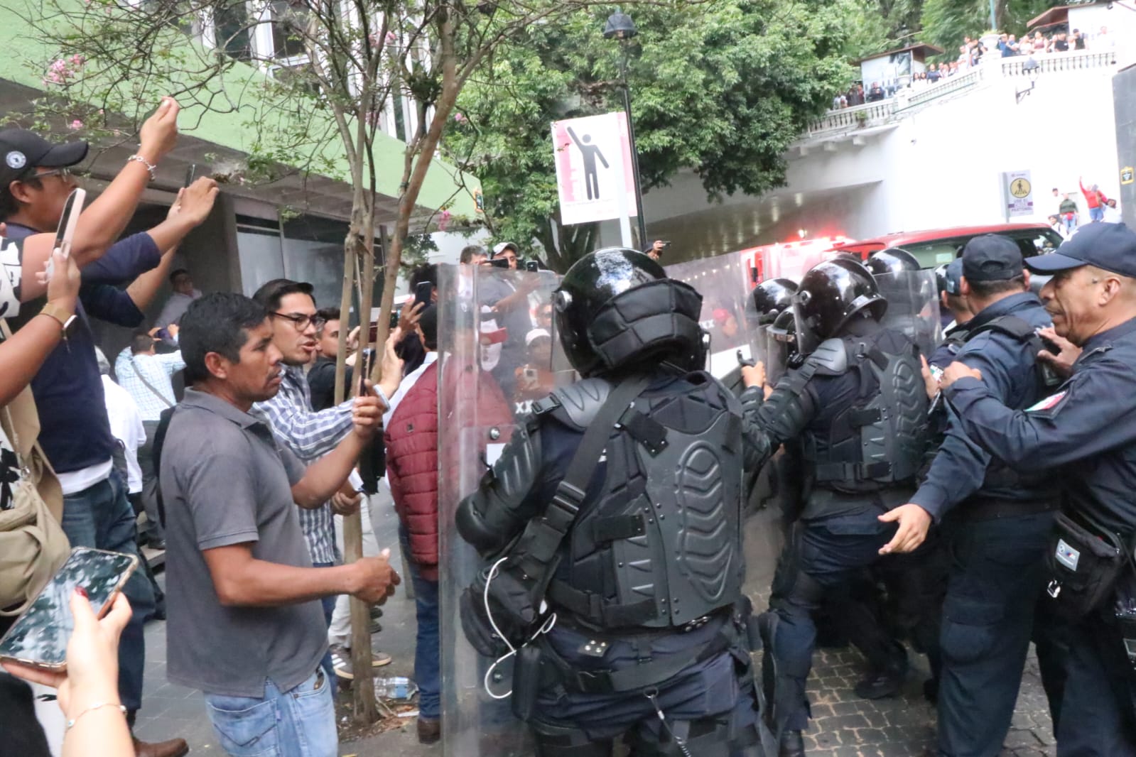 Antimotines desalojan a manifestantes de Jalacingo y Altotonga en Xalapa