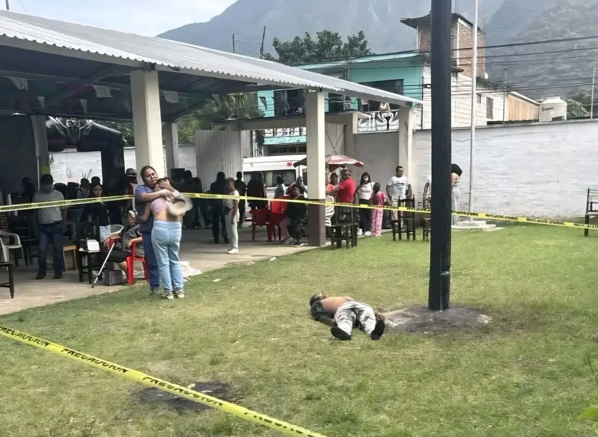 Muere adolescente de 16 años tras caer de 10 metros en palo encebado