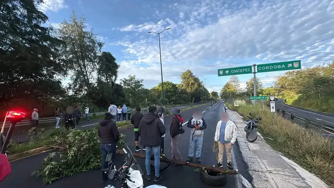 Bloqueo en Xalapa-Coatepec por carretera dañada a Pacho Viejo
