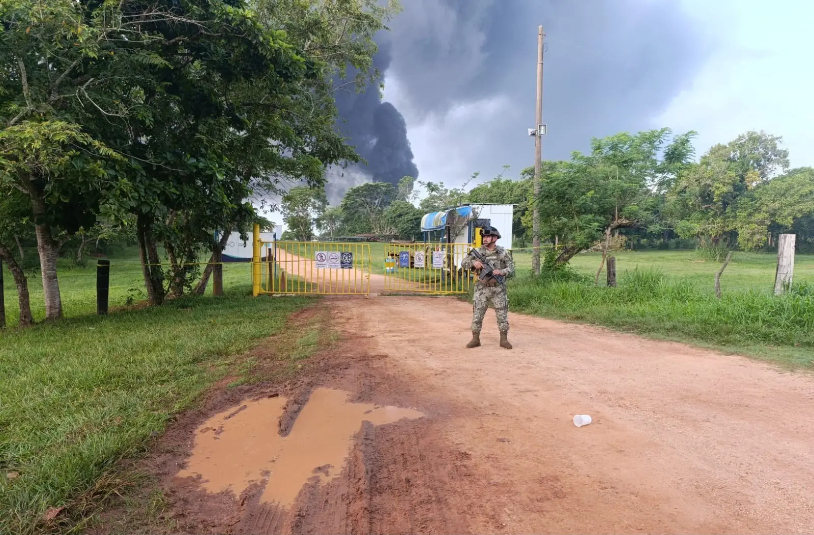 Marina deja arder fuego en Jáltipan; hay 80 mil litros de diésel