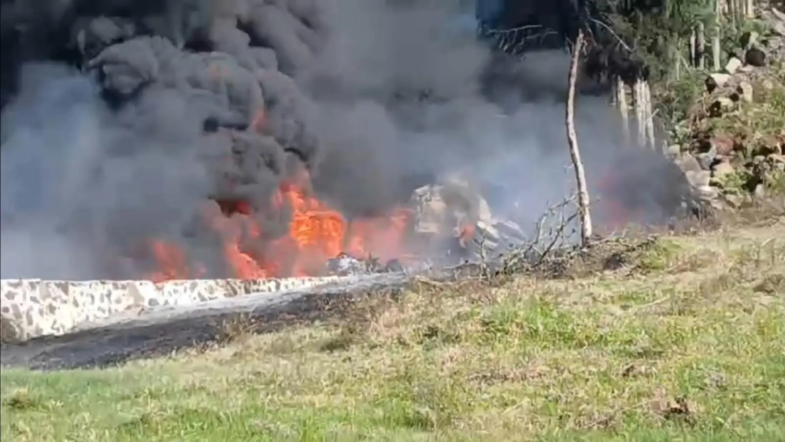 Pipa se incendia y explota tras salirse de autopista Xalapa-Perote