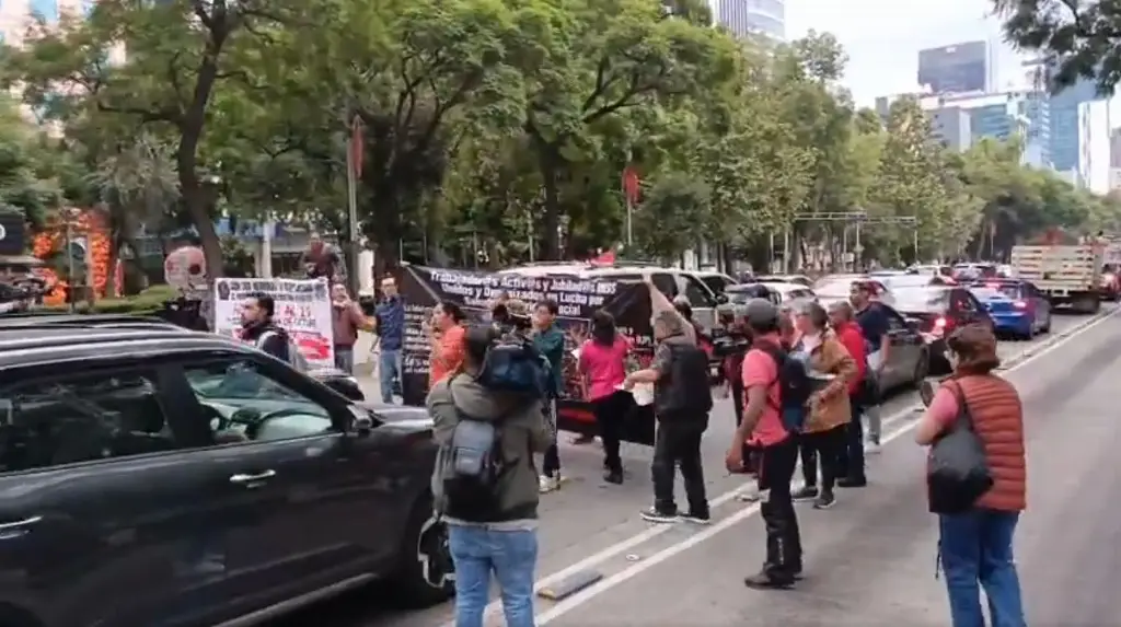 Trabajadores del IMSS bloquean Paseo de la Reforma; siguen exigencias por aumento salarial
