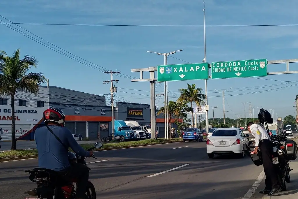 Llegan  tráileres a avenida Ejército Mexicano para segundo día de paro