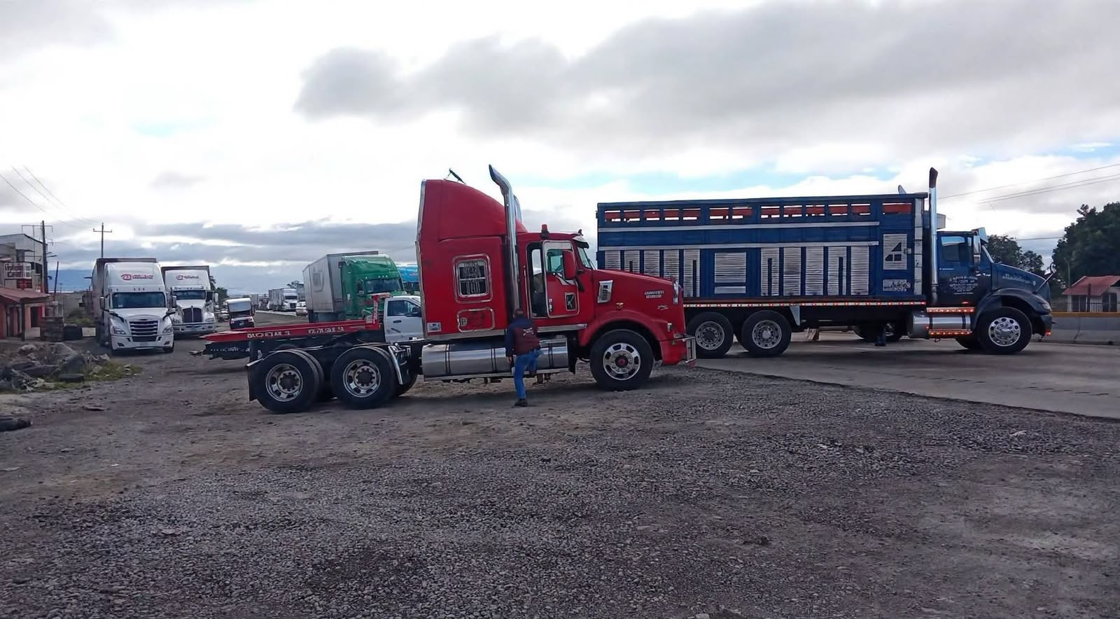 Transportistas de AMOTAC bloquean la Orizaba-Puebla por as3sinato de su delegado