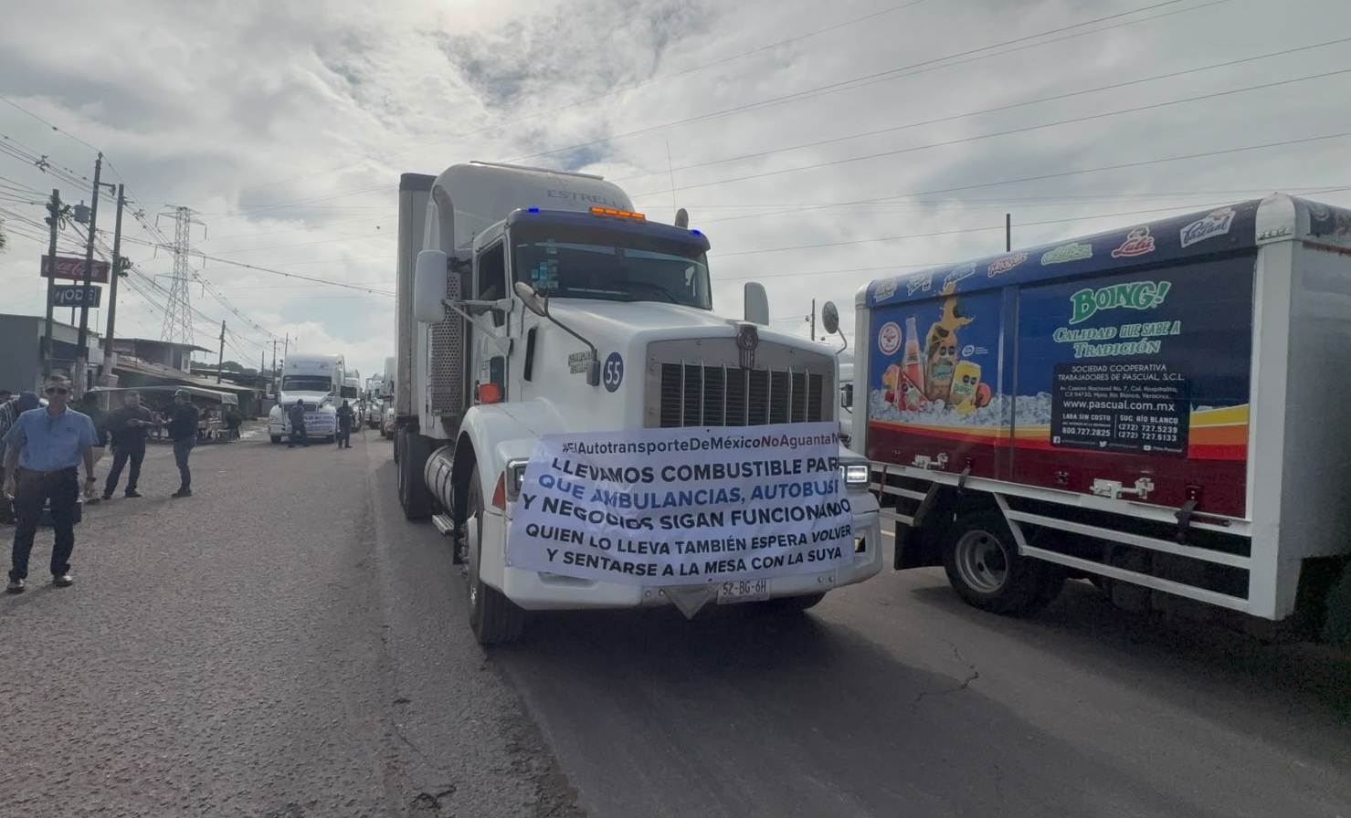 Transportistas realizan marcha lenta en la autopista Córdoba-Orizaba
