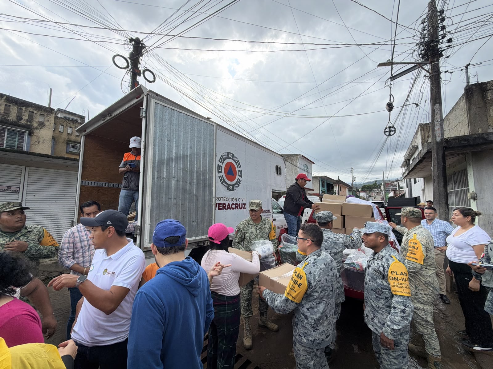 Distribuyen insumos a familias afectadas por lluvias en Tlaltetela y Banderilla